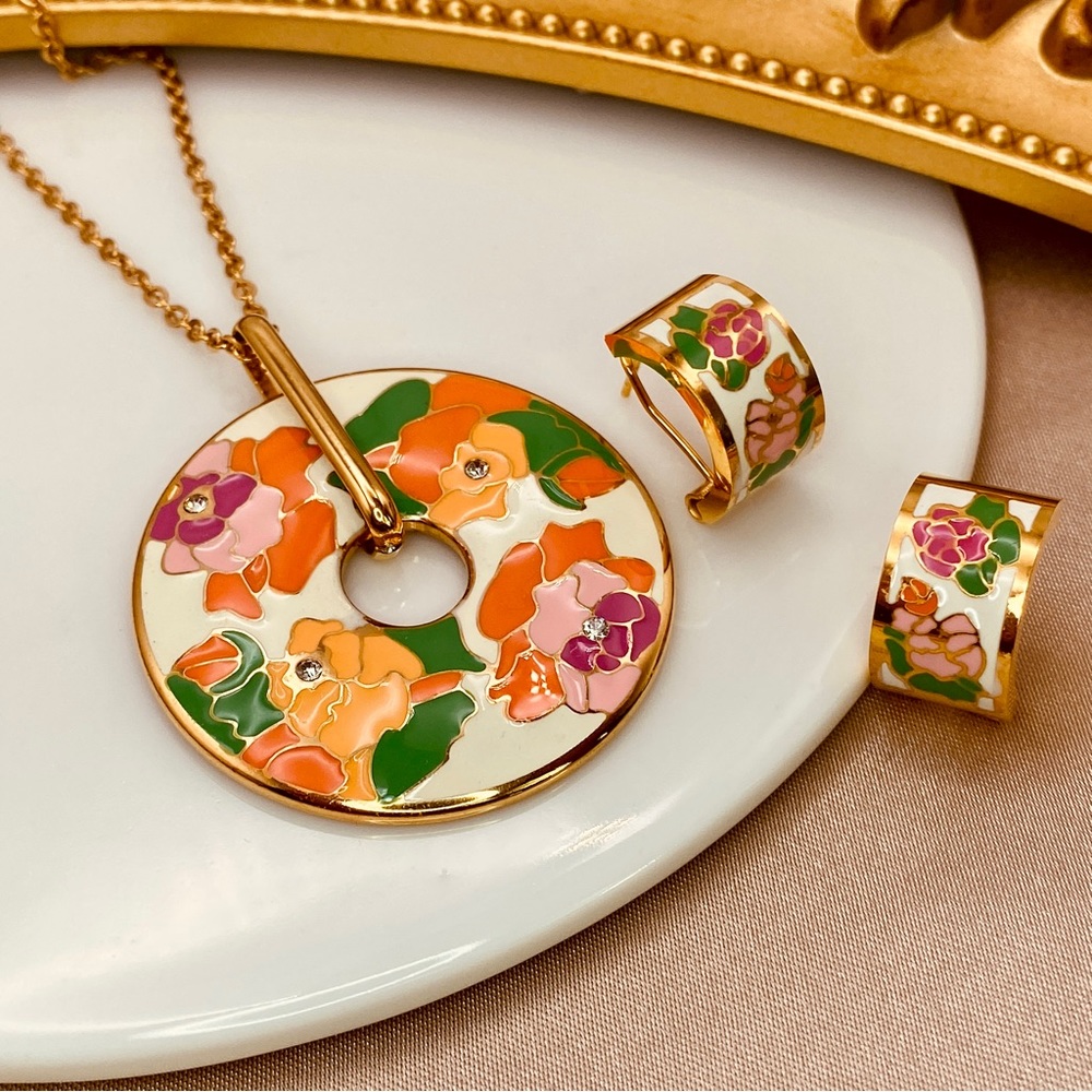 18K Gold Titanium Steel Enamel Bloom Irish Garden Medallion Necklace - Picture 5 of 6
